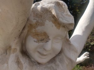 Restauration de la sculpture "Les Joies du Printemps" de E.Canneels, Schaerbeek, détail du visage avant traitement