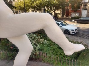 Restauration de la sculpture "Les Joies du Printemps" de E.Canneels, Schaerbeek, remise en peinture