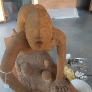 Restauration de la sculpture "La Louve" d'Arturo Martini pour le Middelheim Museum, détail du nettoyage